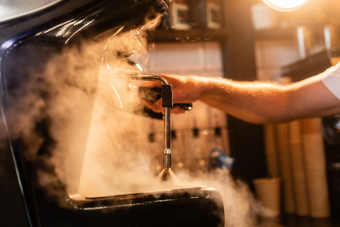 Come si pulisce e si sanifica correttamente una macchina per il caffè espresso professionale?